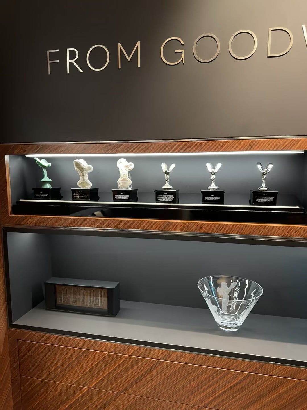 路过Goodwood展柜时愣住——原来劳斯莱斯的‘欢庆女神’真不是一成不变的