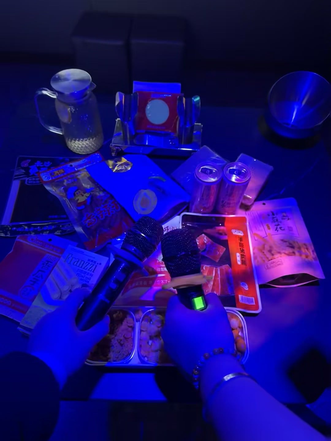 KTV的深夜彩蛋：两支麦克风+三罐Red Bull，今晚的音准靠手抖撑着