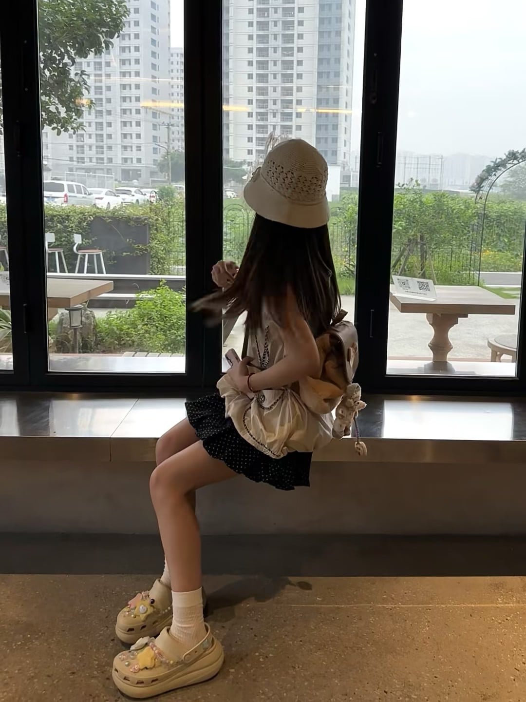 雨天窗边小坐，娃儿自己选了这顶帽子 🌧️