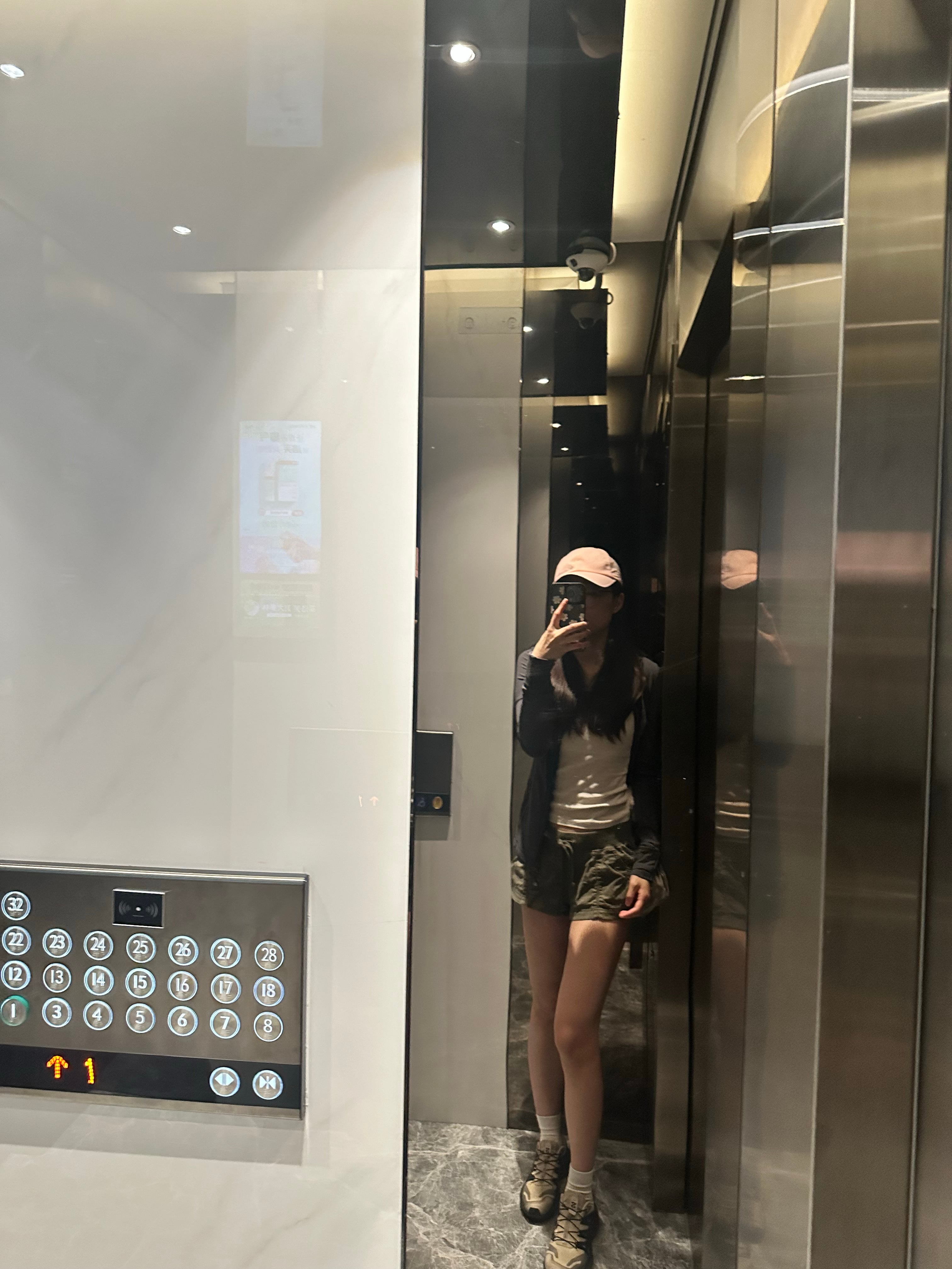 电梯镜子里的日常｜今天这身是‘出门即战损’风？