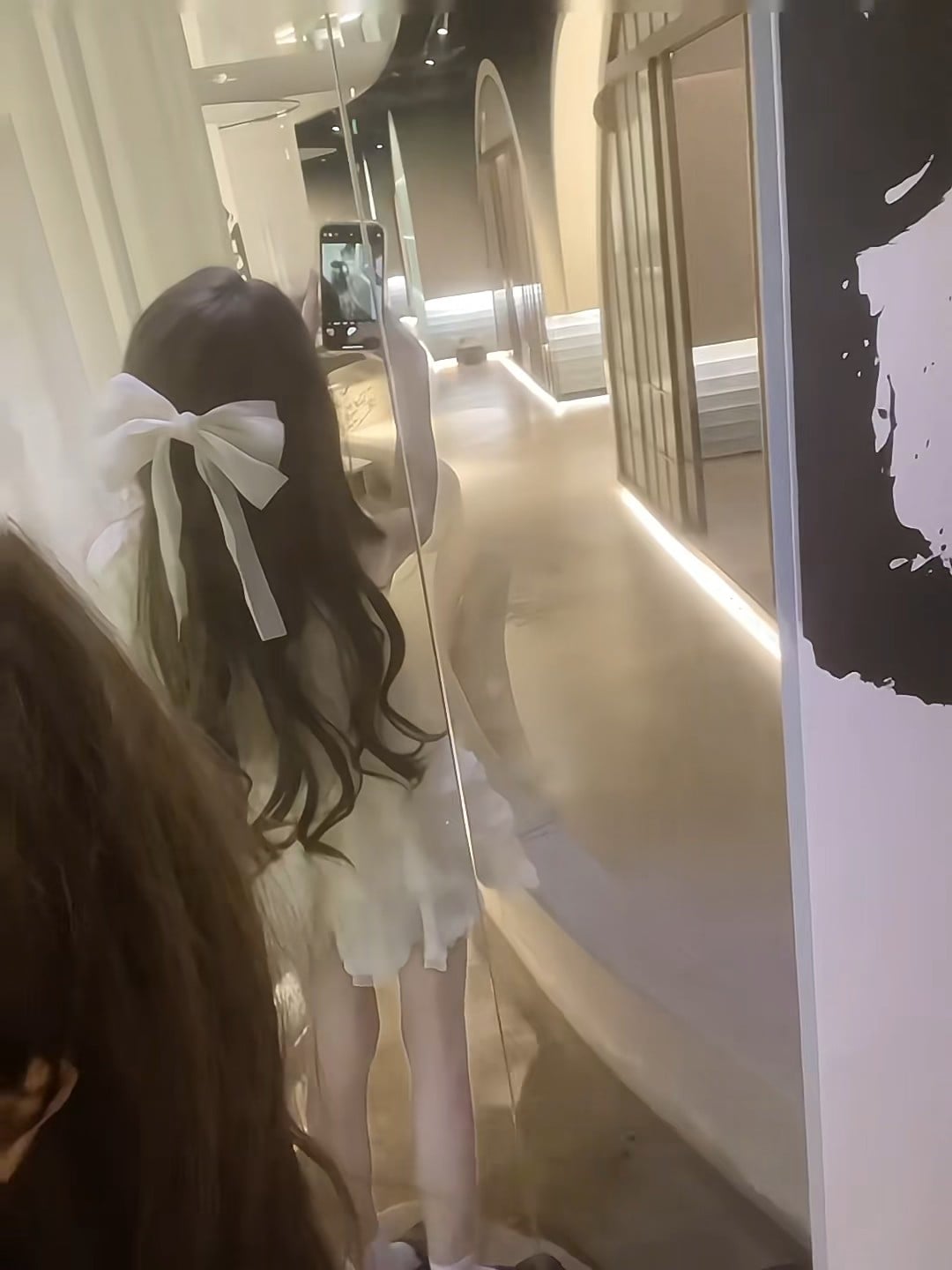 路过商场镜面墙，被自己后脑勺的蝴蝶结可爱到了～