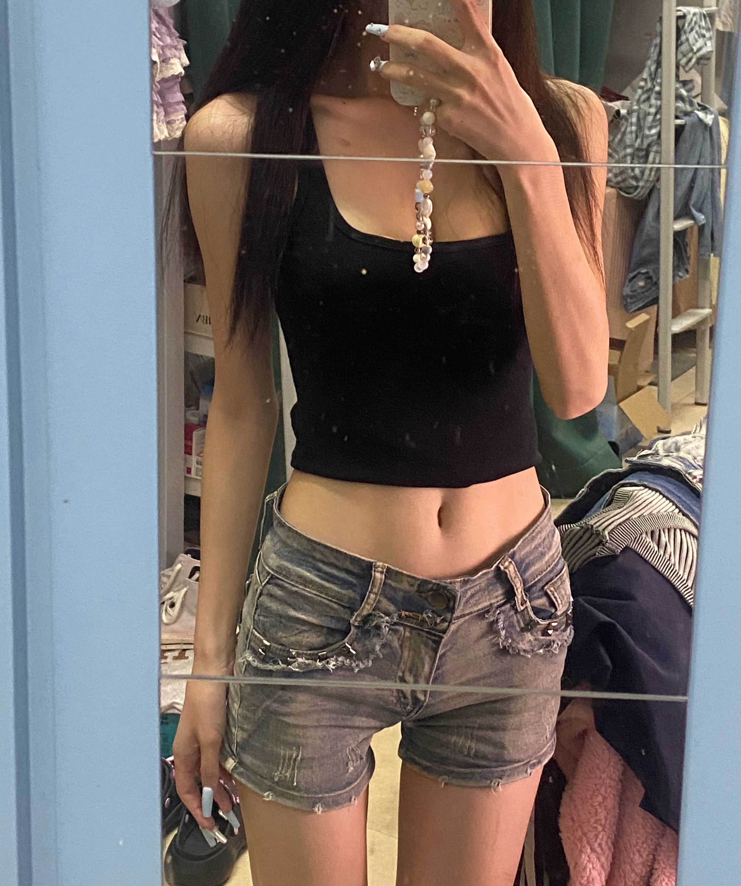 今天在公寓镜子前自拍，新买的牛仔短裤终于能穿了～
