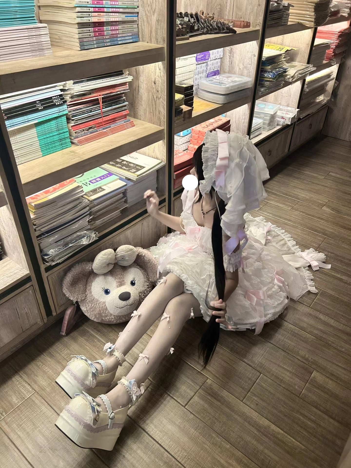 今天在书店角落被自己可爱到失语…这身裙摆能装下整个春天