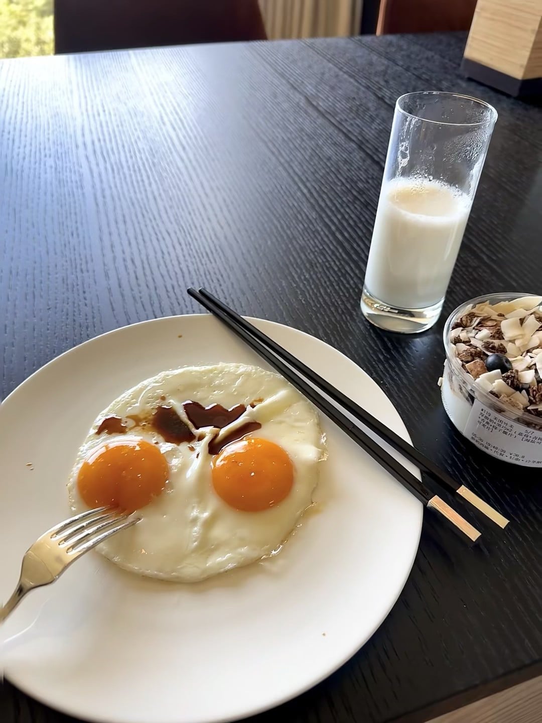 双黄蛋配黑筷，今日早餐的哲学——是煎蛋还是表情包？