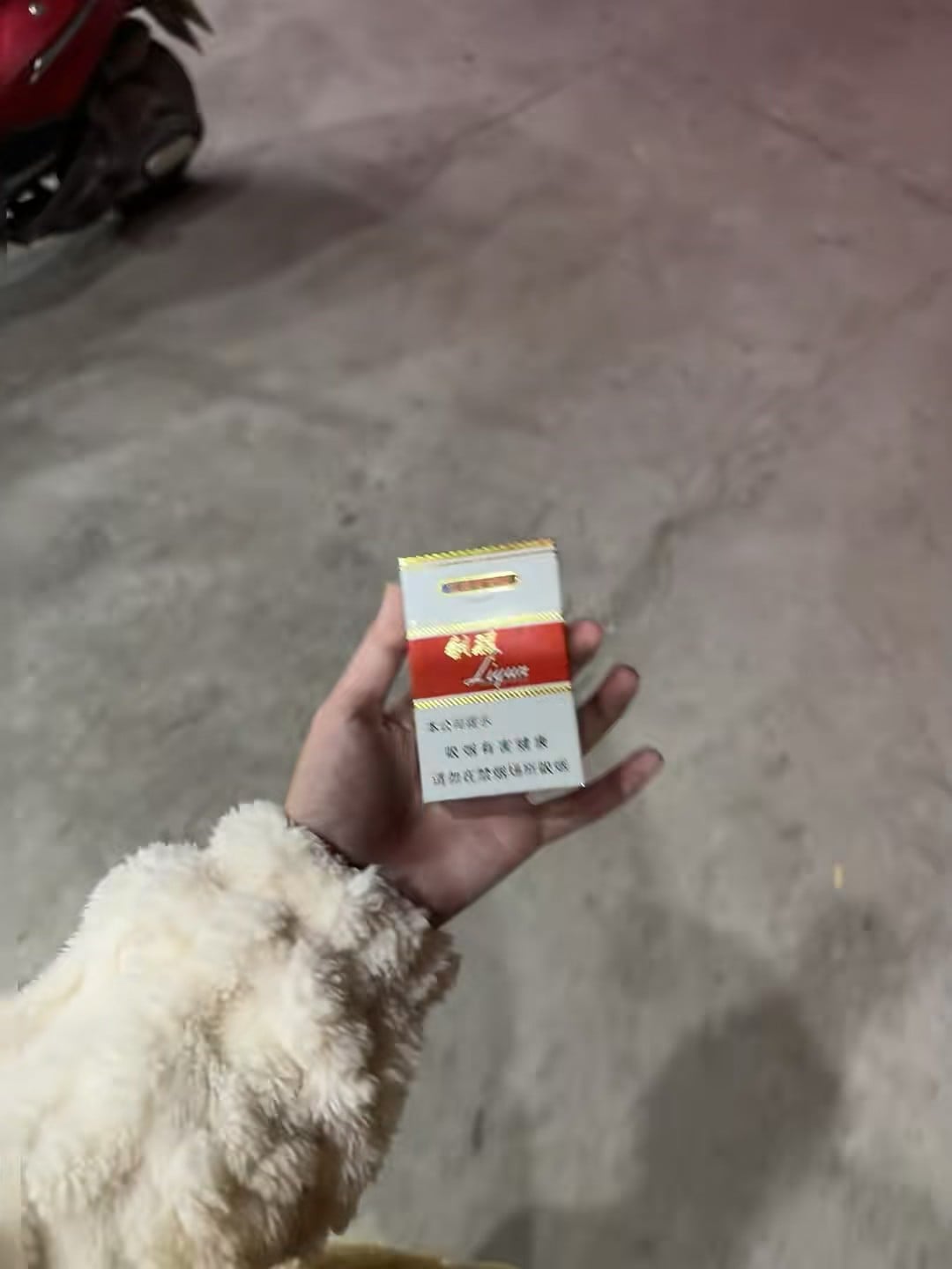 夜巡小巷子捡到一包‘Liqun’…本地人真会藏东西