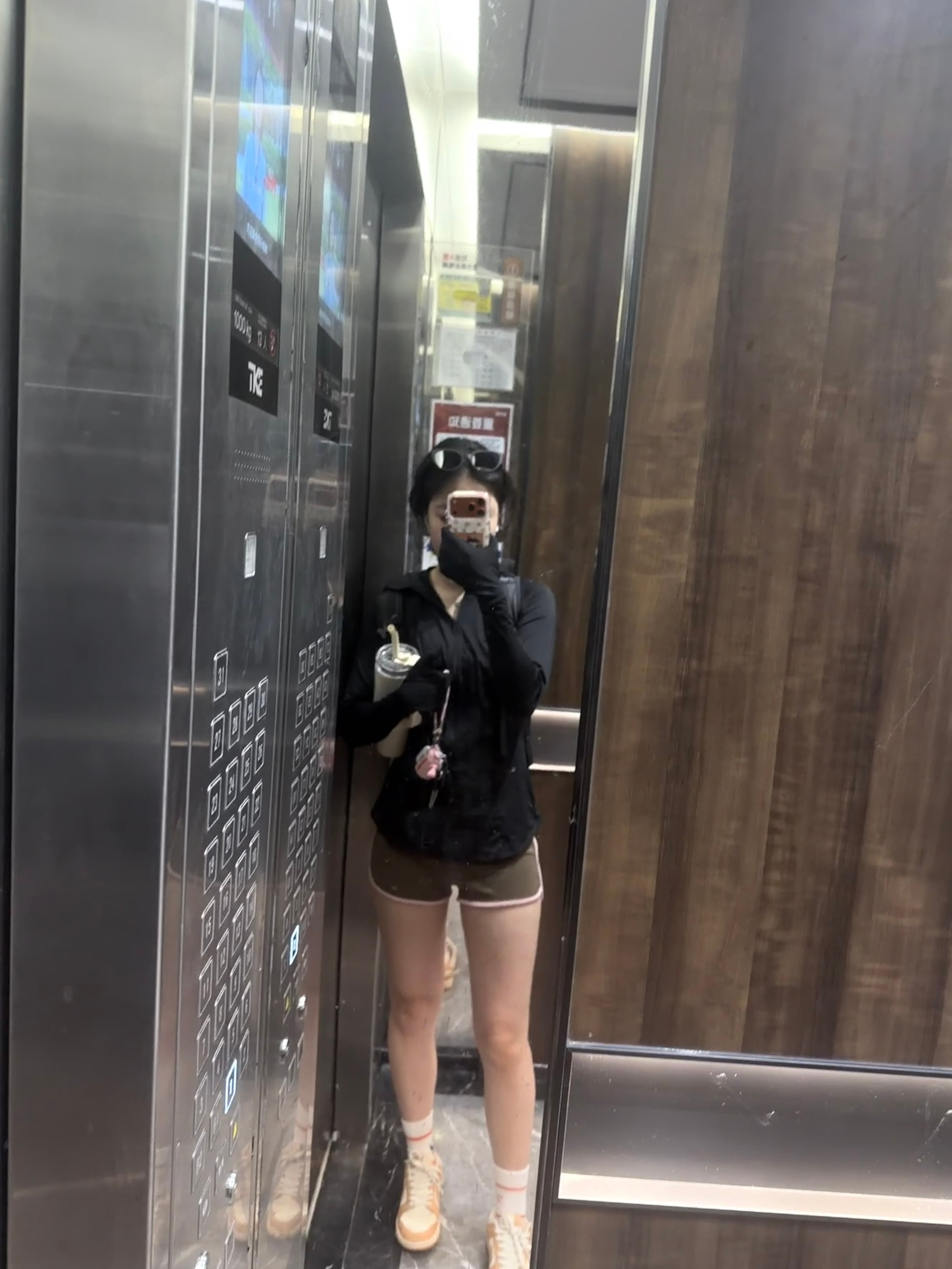 电梯镜里突然拍到自己：黑衣短裤配奶杏鞋，像刚从健身房逃出来