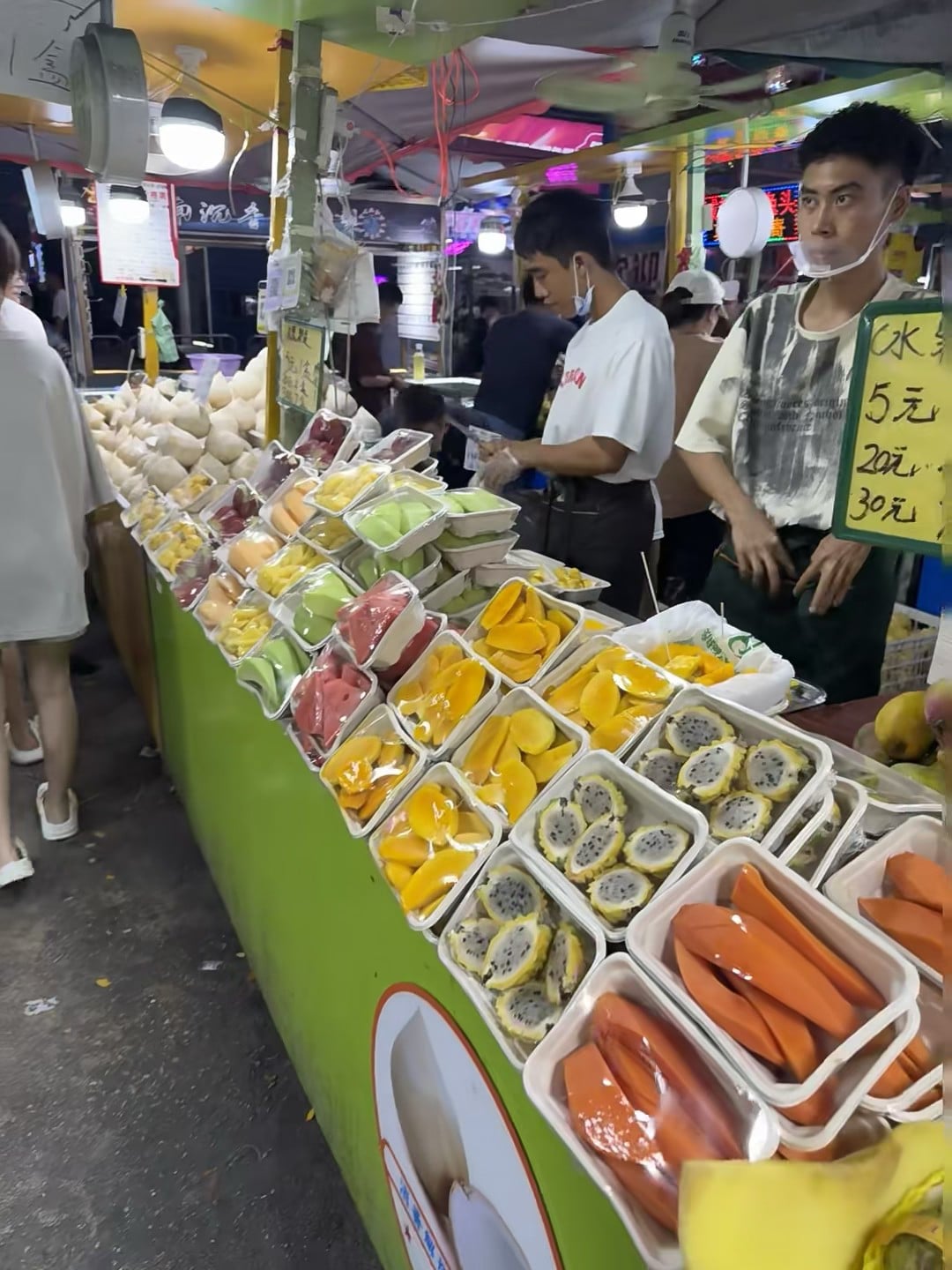 夜市水果摊的快乐，5块能买一盒芒果+火龙果！
今天在Chinatown转悠到这档，老板说‘冰镇的’是5元/份～