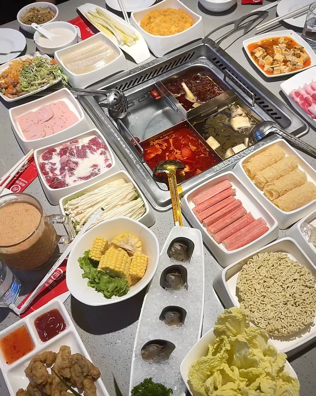 今天在街角小馆子啃了顿火锅，隔壁桌老外问这是不是‘麻辣烫’…