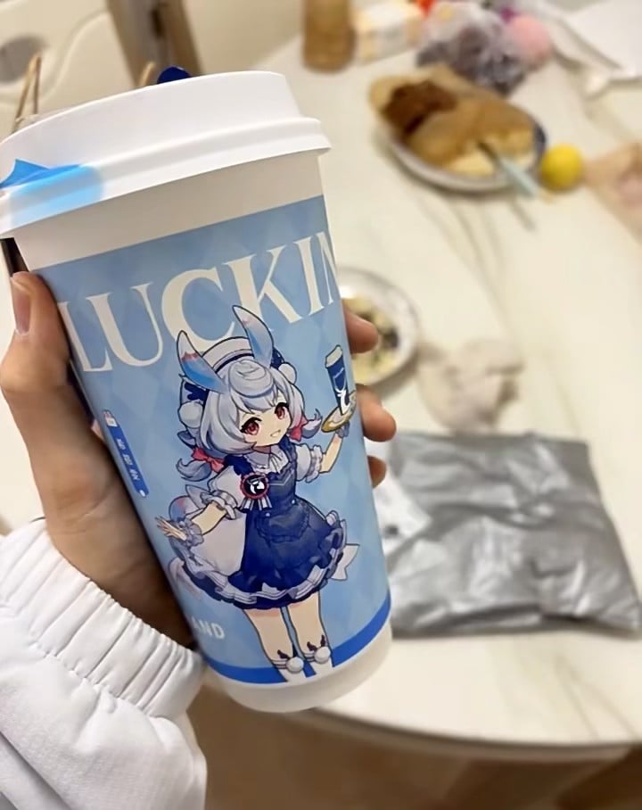 今天在咖啡杯上找到一个蓝发小兔子，她比我的早班地铁还准时