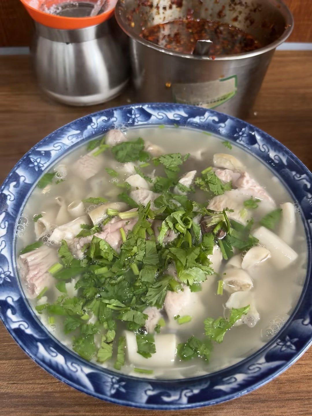 今天在街角小馆子啃了碗热汤，香菜撒得像草地～