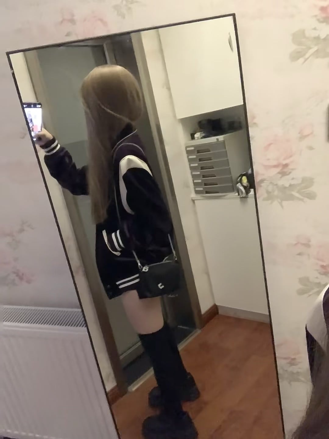 今天在镜子前自拍，发现新买的棒球服配长袜居然有点复古学院风？
