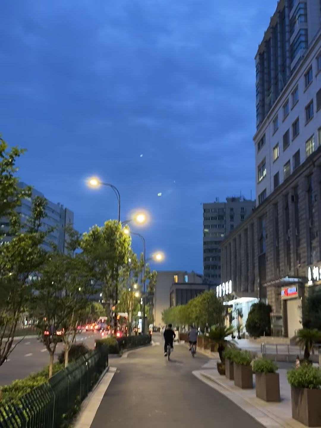 傍晚骑车路过老城区，路灯一盏接一盏亮起来，像在给城市写情书 🌃