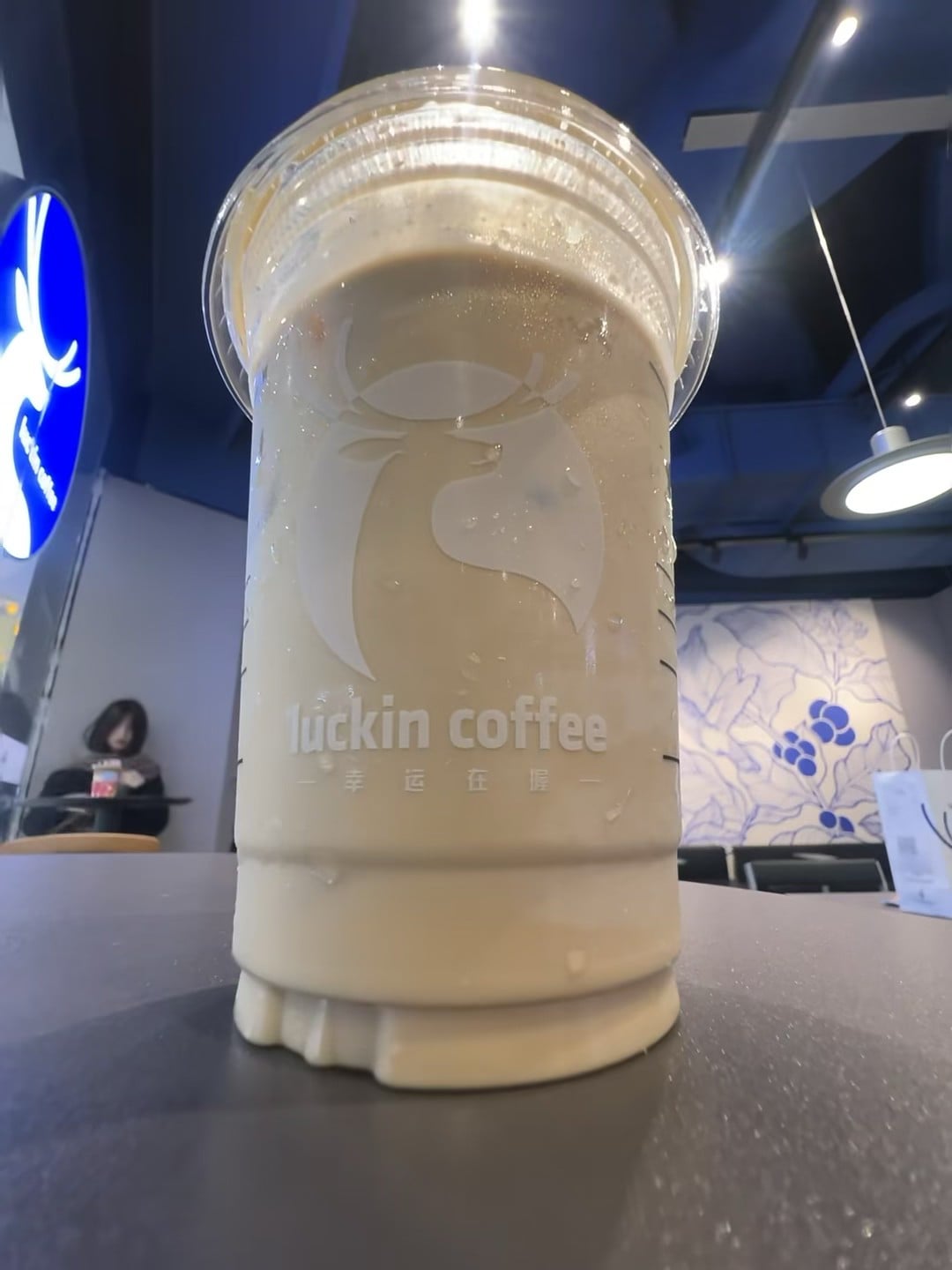 冰咖啡喝到一半，杯壁凝了层雾…今天在街角便利店买了杯luckin，结果发现它家杯子居然自带‘鹿’的轮廓设计？