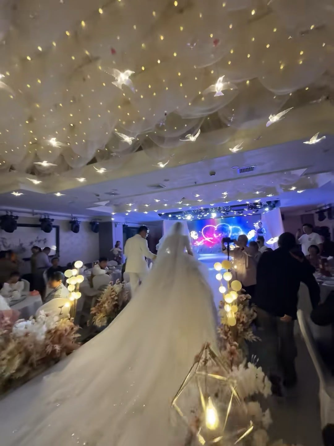 今天在Old Town的婚礼现场被闪到眼瞎…新郎新娘好甜，天花板鸽子飞得比我还勤快