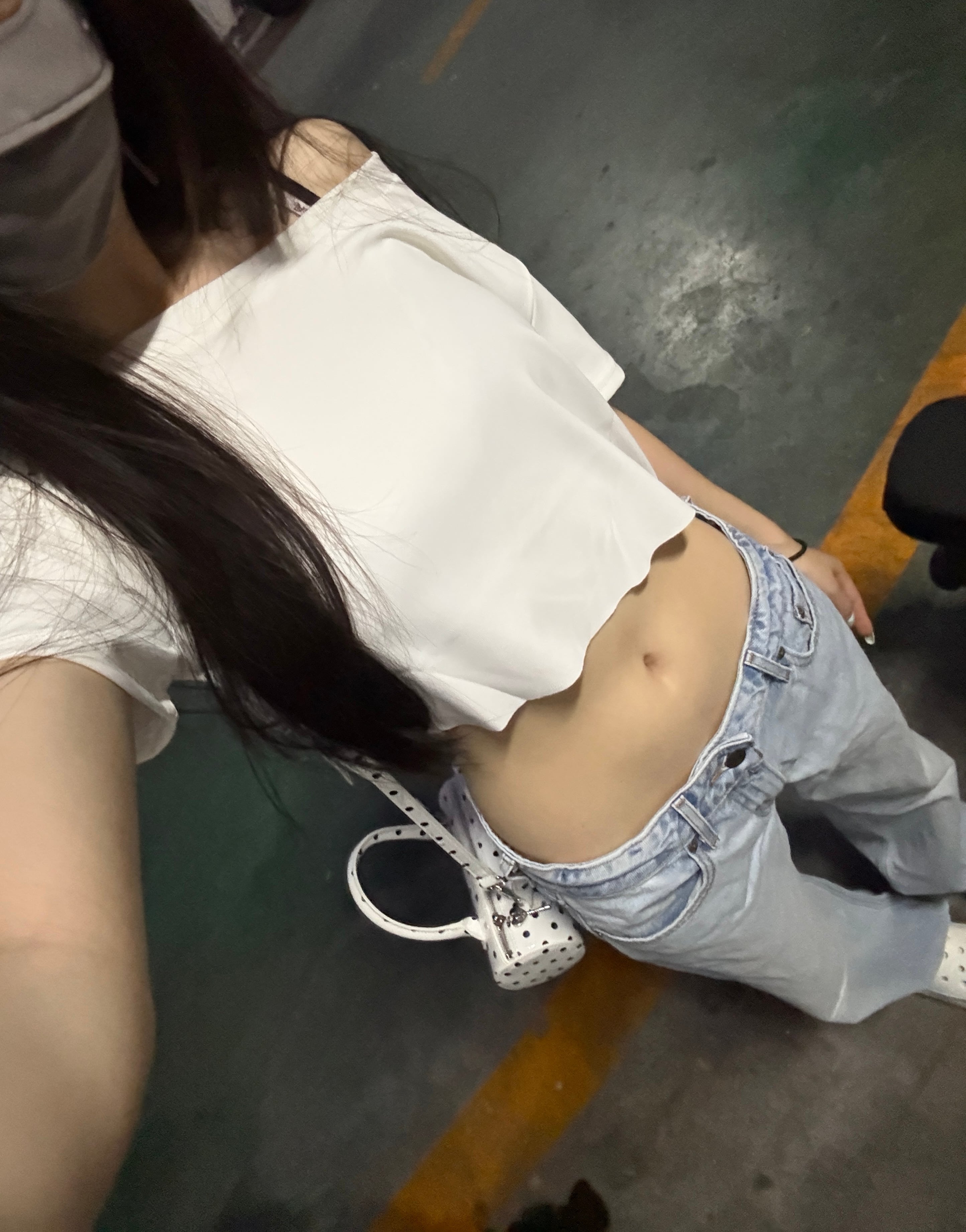 下班摸鱼顺手拍了下腰线，这裤子是真能藏住小肚腩啊