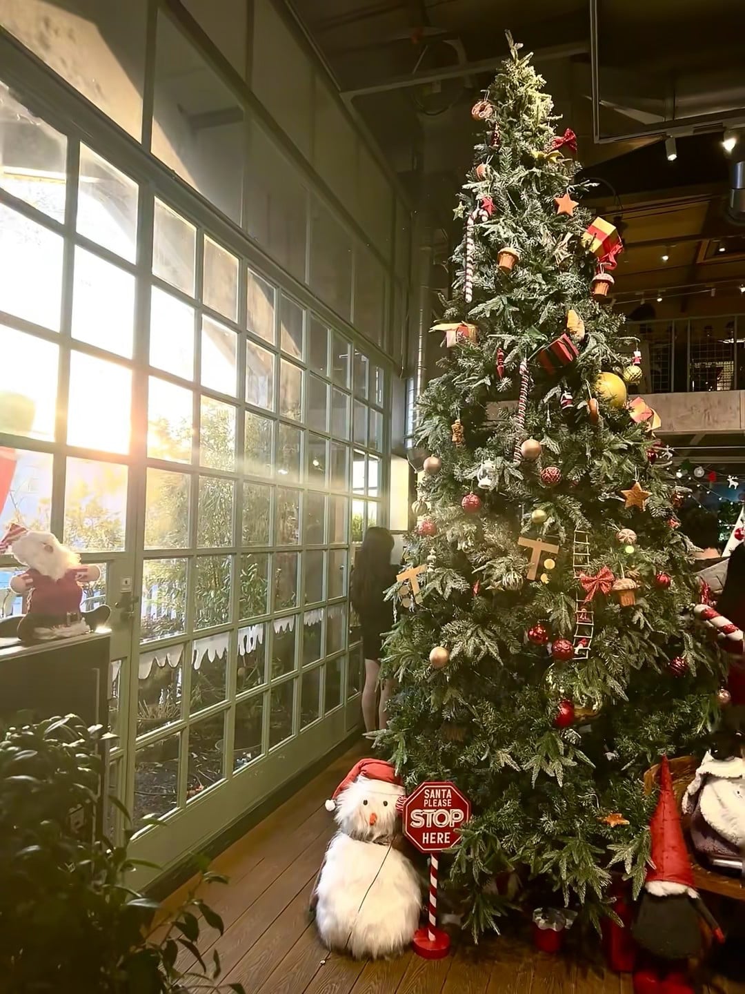 路过这家店的圣诞树，被雪人和小矮人围住的瞬间，心软了