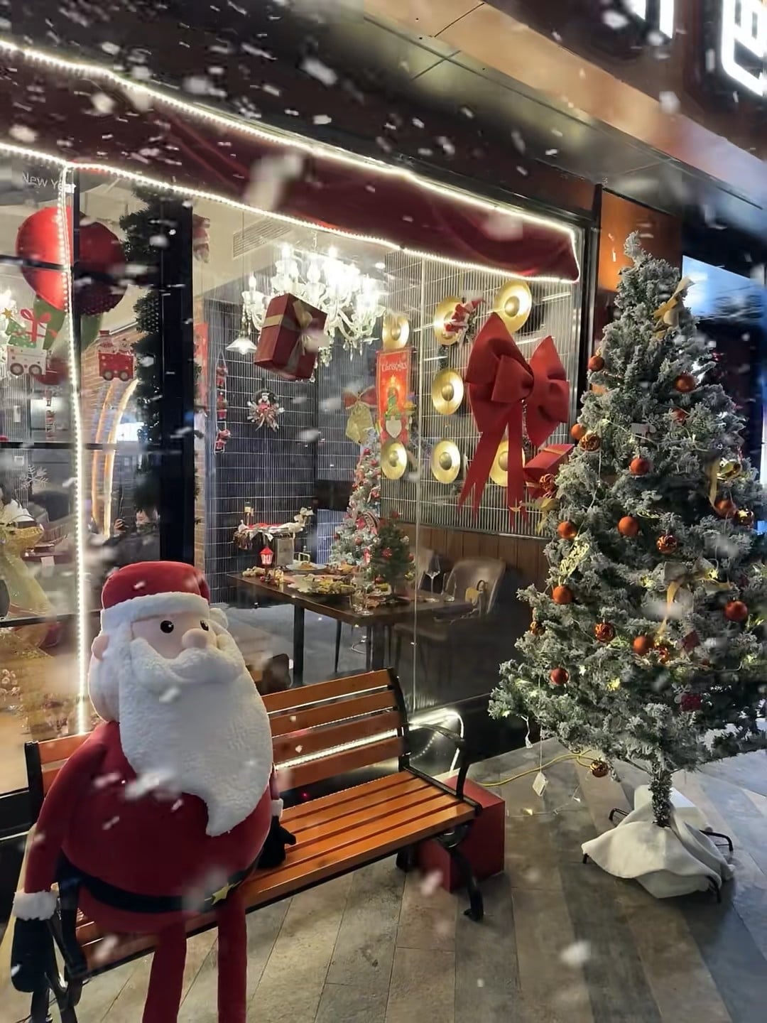 雪天路过街角圣诞店，Santa坐长椅等我拍照…他比我还社恐