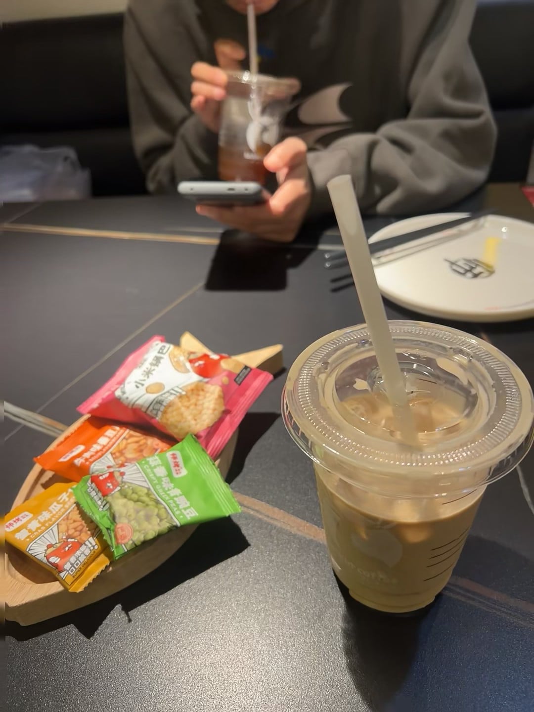 咖啡续命+小零嘴，通勤路上的微光时刻
