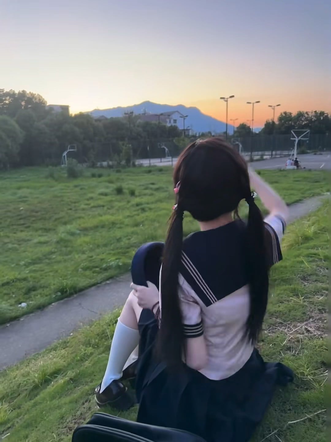 放学后蹲在操场边看日落，连风都带点甜