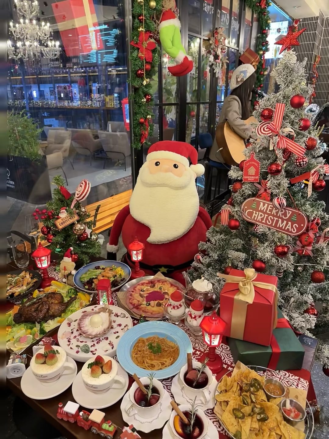 圣诞季的餐桌魔法｜在街角咖啡店偷吃一整桌甜点