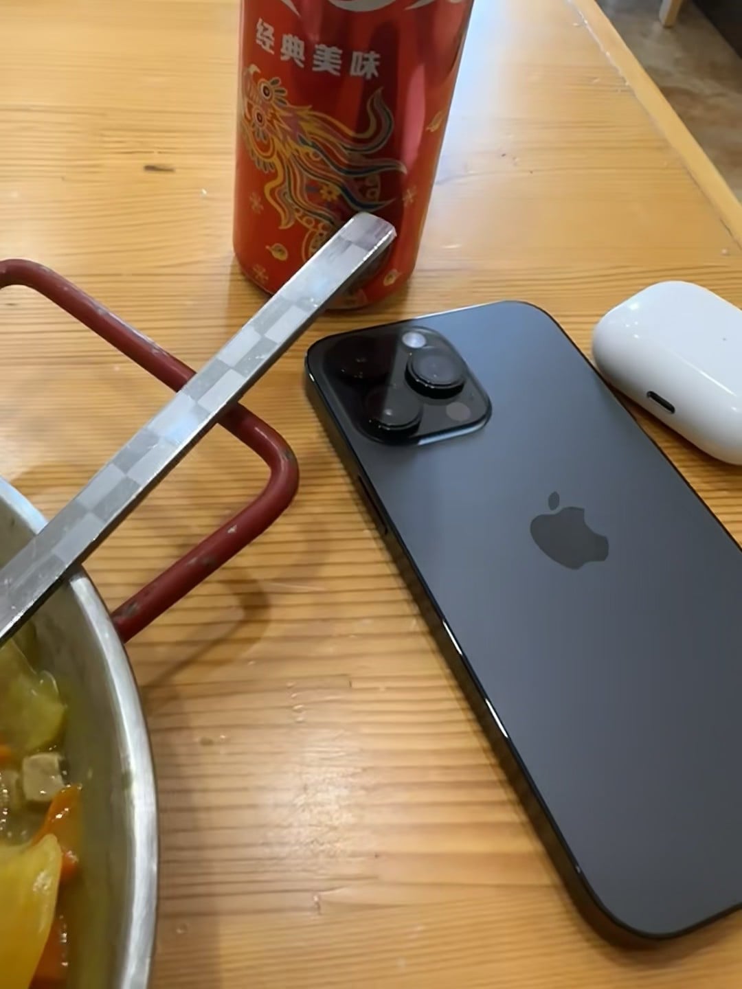吃饭时手机和可乐的临时搭子｜饭桌上的日常小确幸