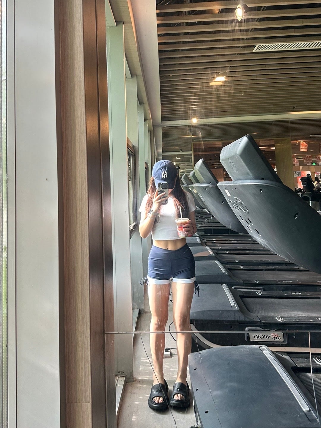 健身后喝杯冰美式，这蓝帽和短裤配得我有点想自拍了