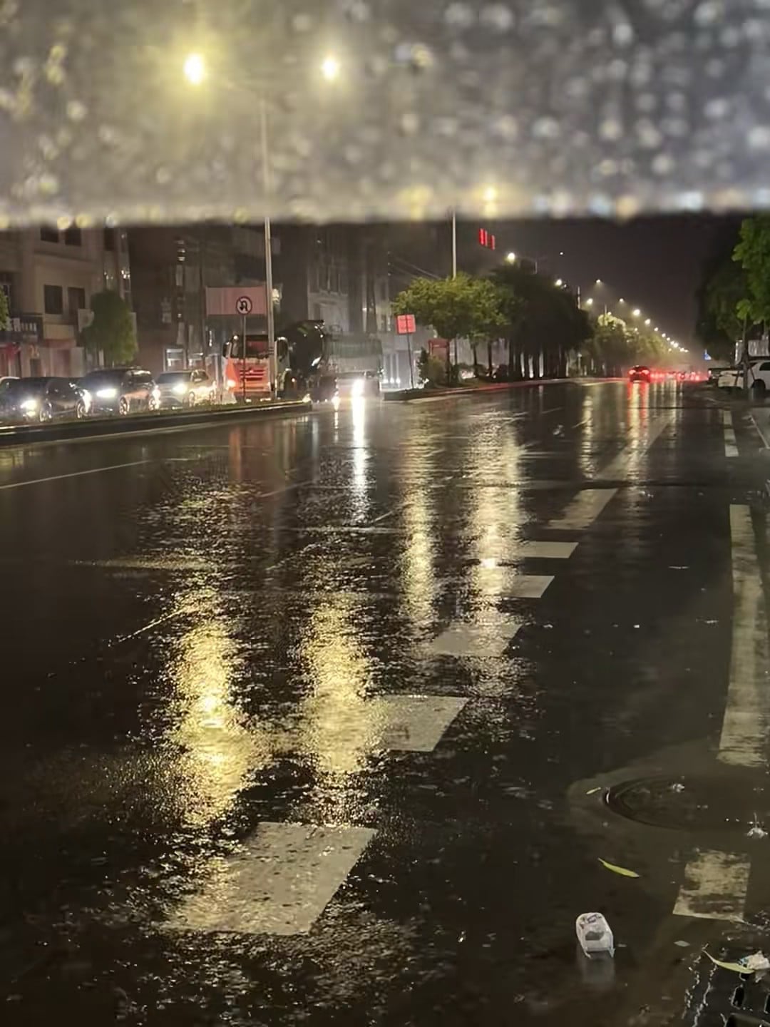 雨夜通勤，路灯在水洼里碎成一片金箔✨