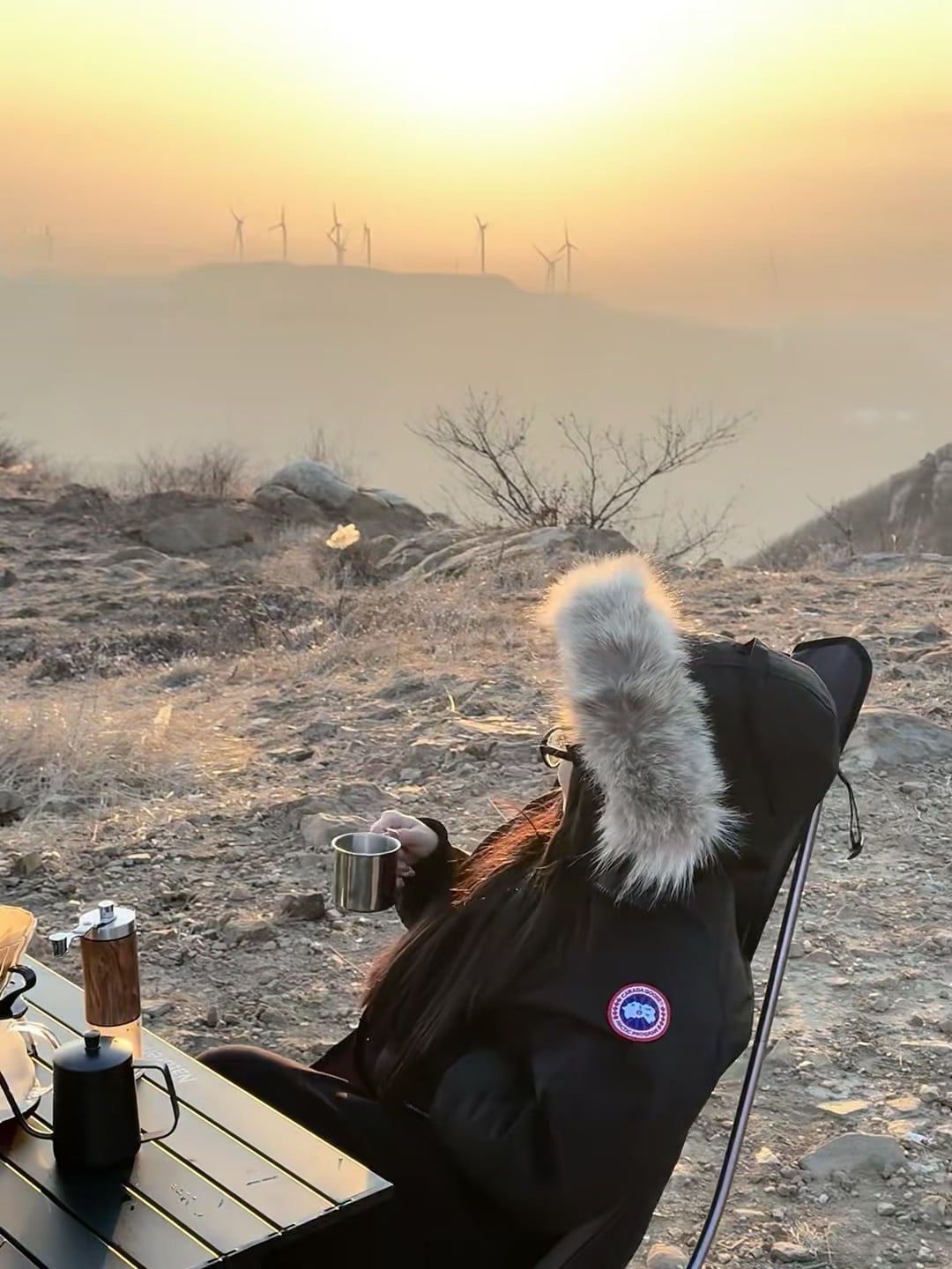 山顶咖啡续命成功｜风车是今天的背景板