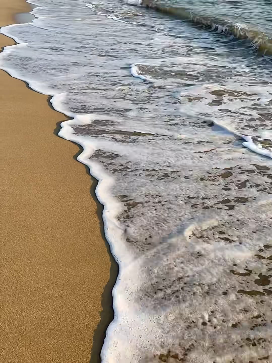 退潮时的沙痕，像大海写给岸的情书 🌊