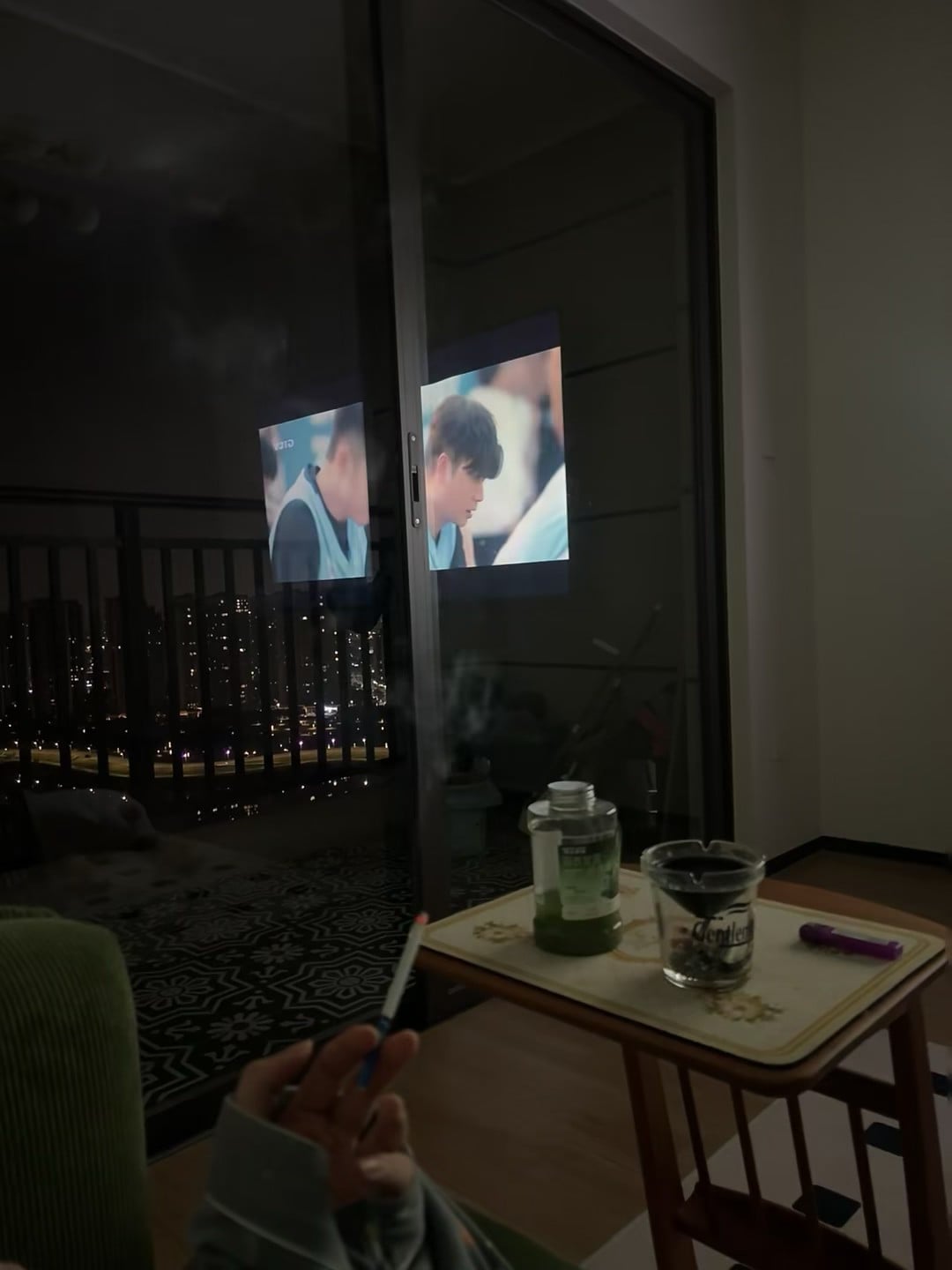深夜追剧+手抖点烟，这破窗玻璃比我的人生还反光
