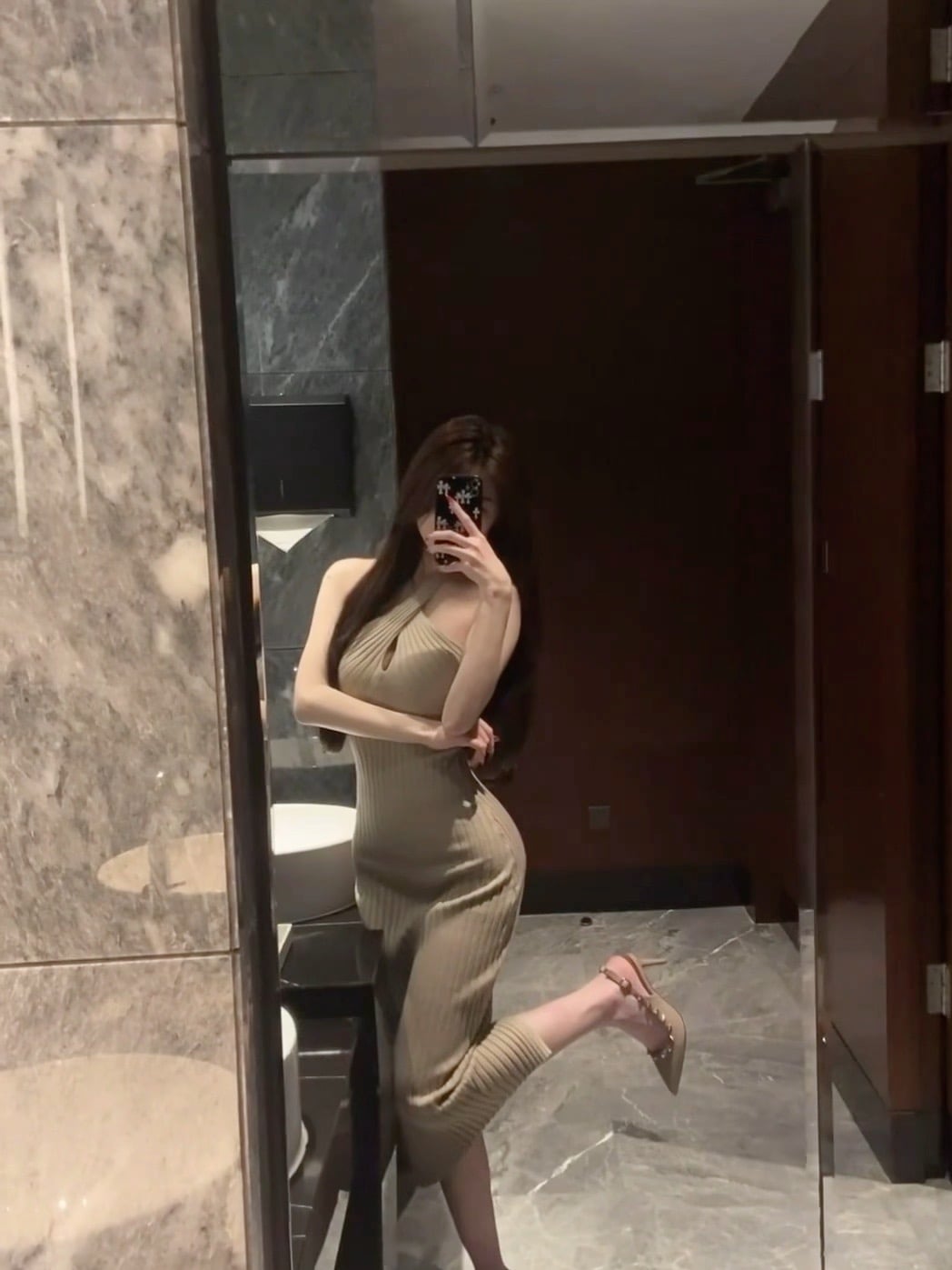 浴室镜前的偷拍时刻 🪞 好久没这么敢自拍了