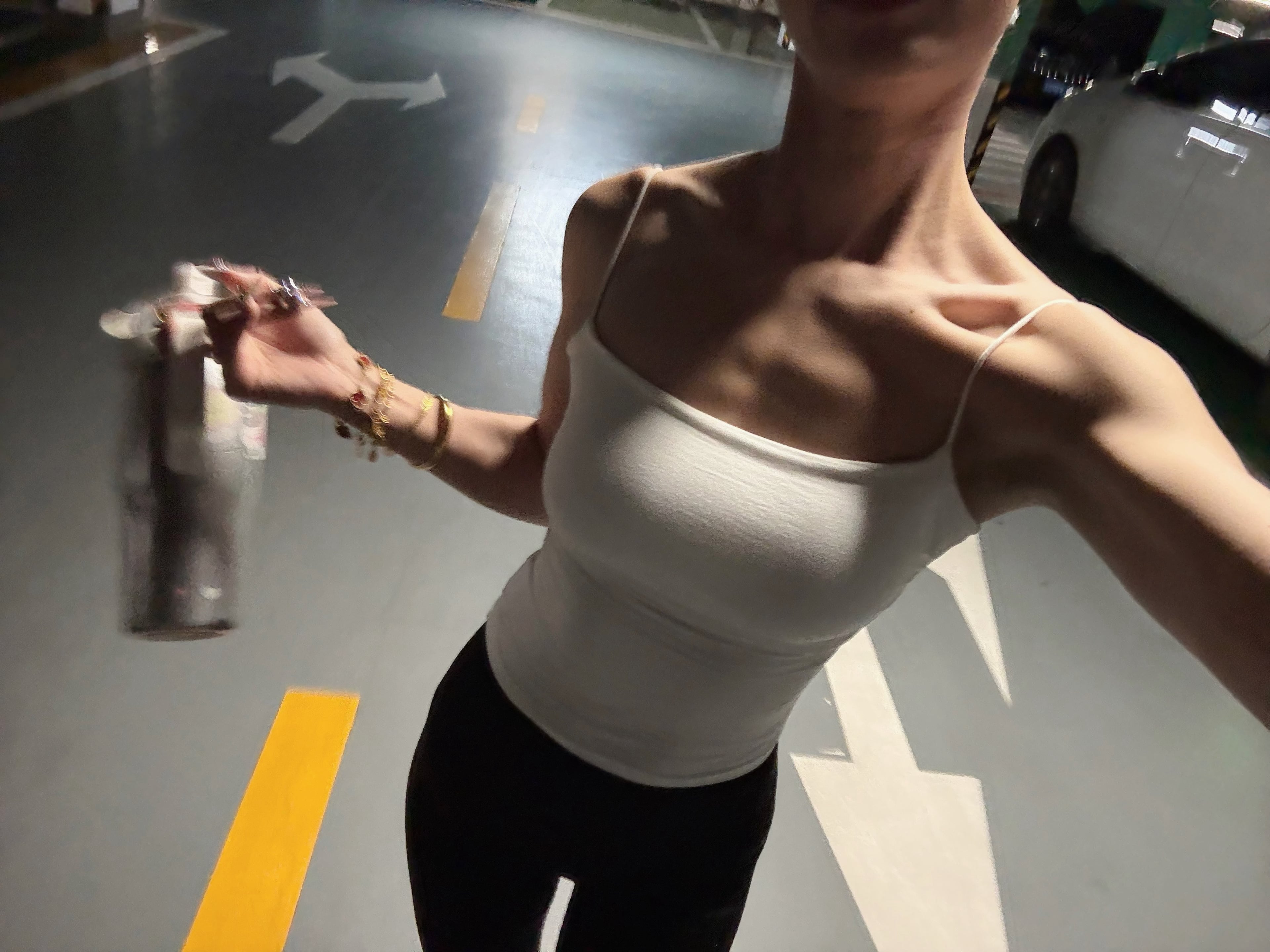 地下车库的即兴自拍｜今天练完腿顺手拿水杯，光打在肩上像被阳光吻过