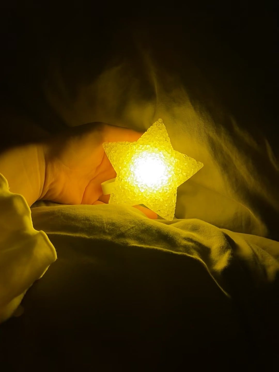 深夜被小星星偷走心，今晚的床头灯是宇宙给的温柔