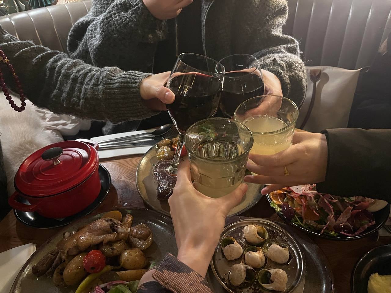 今晚在Le Petit Bistrot碰杯，蜗牛壳都热乎着呢