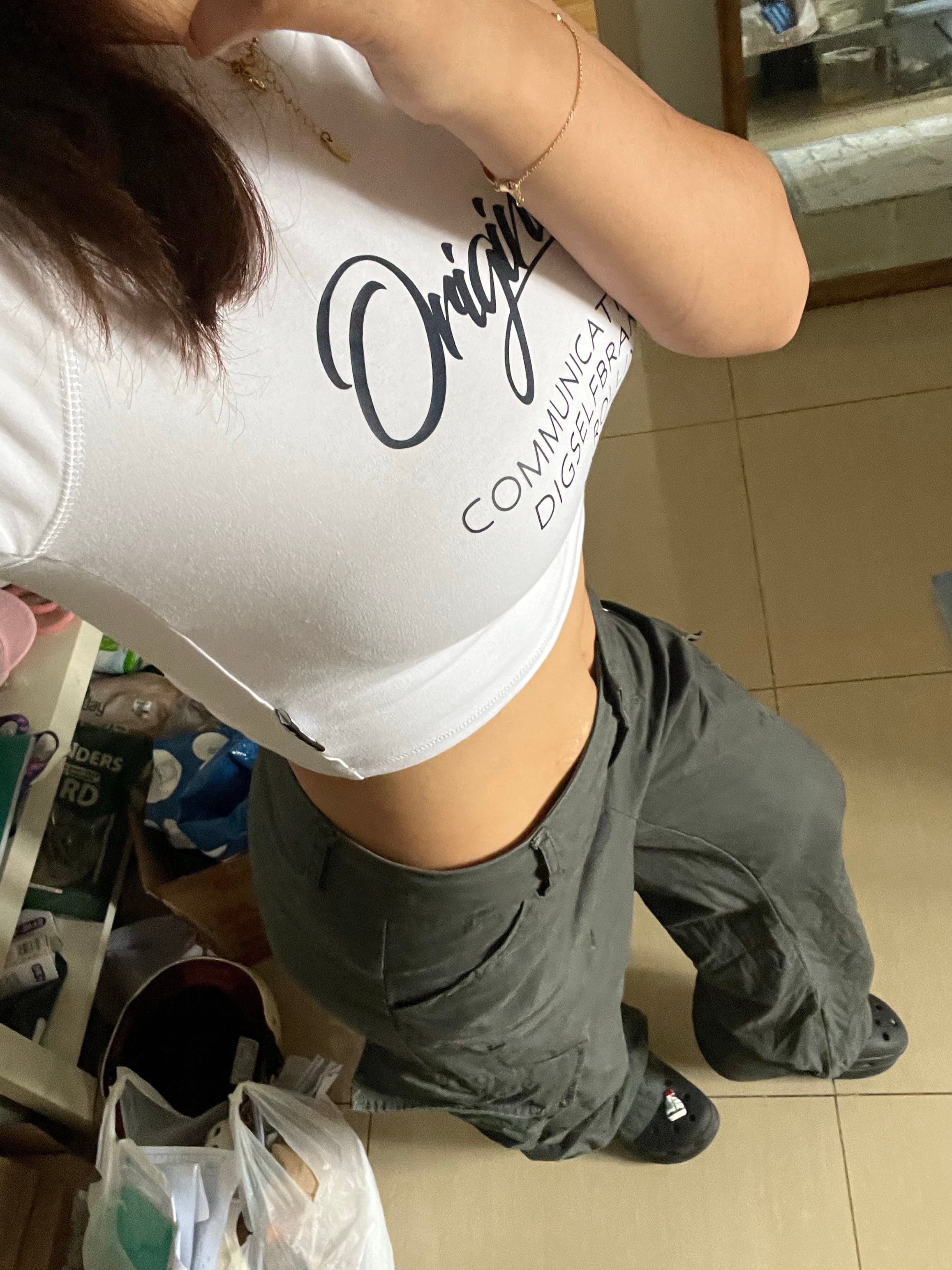 今天穿了件刚买的短款T，配工装裤+Crocs——通勤路上被问了3次在哪买的