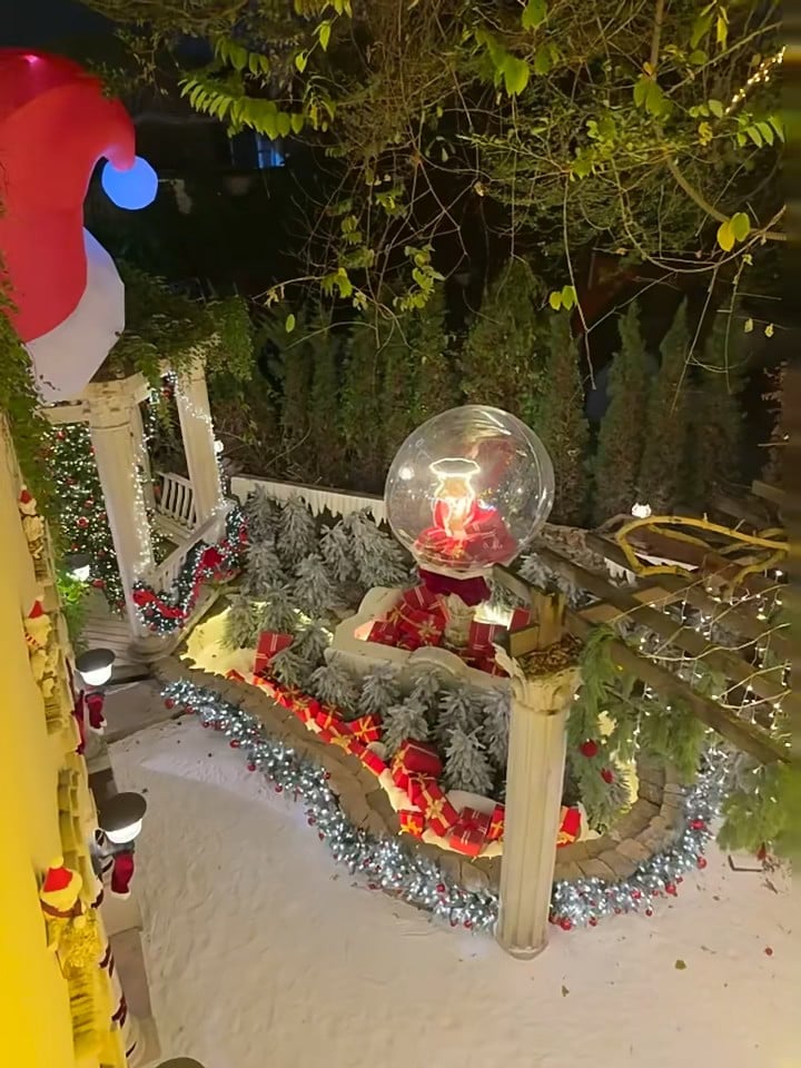 今晚路过邻居家的圣诞小宇宙，被这个玻璃球里的小圣诞老人萌到失语…