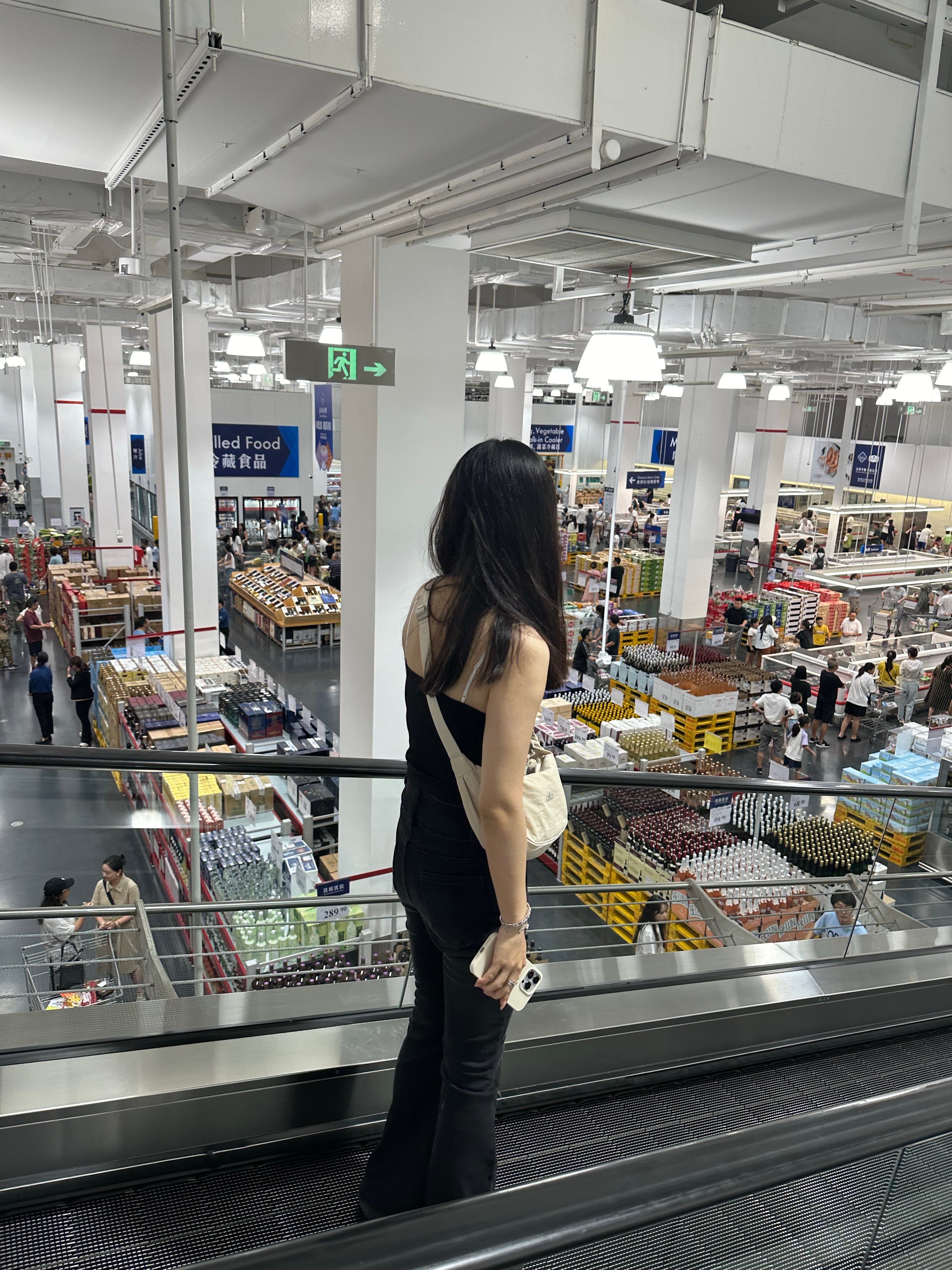 在超市高处看人潮，像看一场无声的日常戏剧