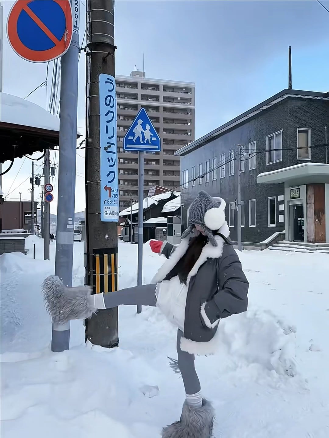 雪天踢腿式自拍失败现场…但毛茸茸的靴子真的太配雪景了