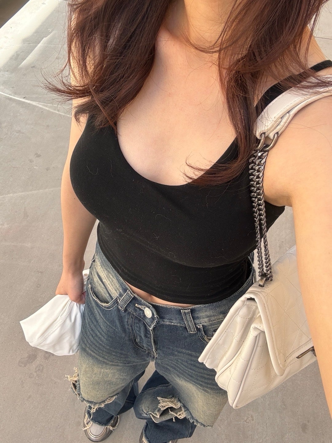 今天在街角咖啡店外被阳光晒到想原地躺平 ☀️