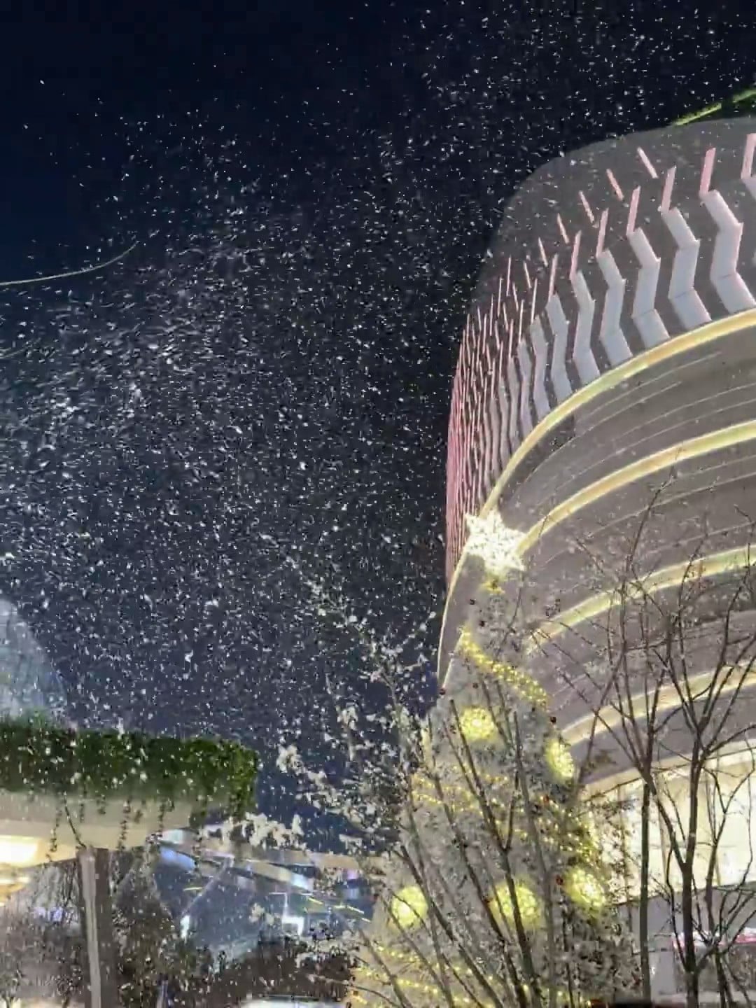 今晚的雪是商场雇人撒的吧？❄️路过Citywalk广场，抬头全是‘人造雪花’