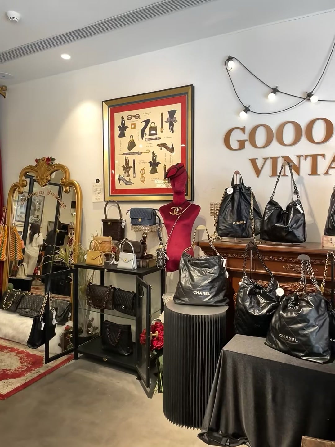 逛到一家藏在街角的复古包店，Chanel老款比新货还抢手