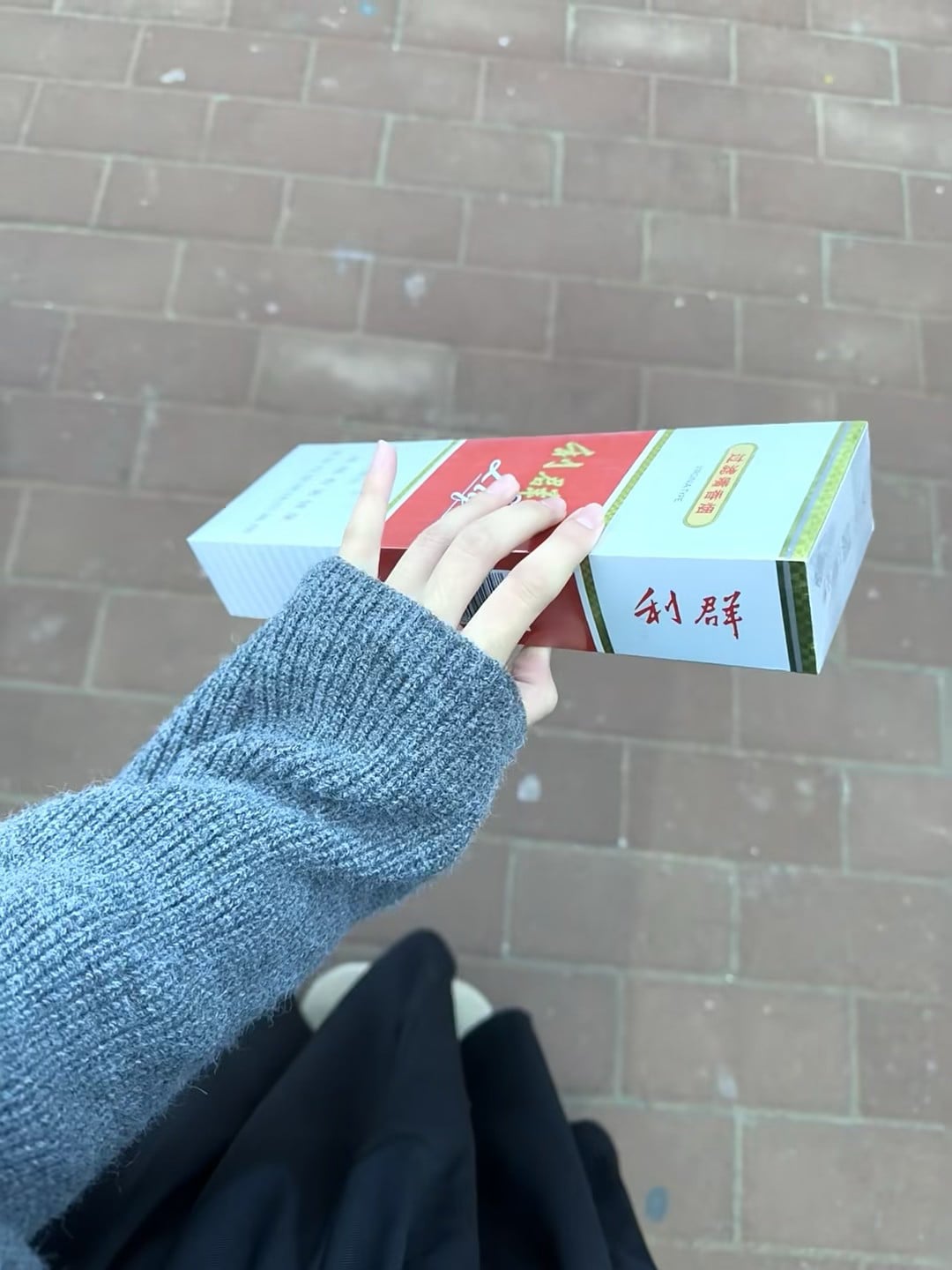 今天在街角捡到一盒‘利群’…本地人真会藏东西