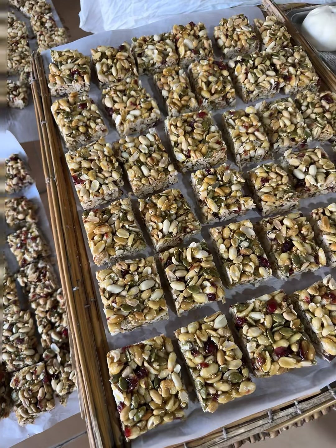 今天在社区市集捡到一整盒坚果能量块！谁懂啊，咬一口全是阳光和秋日风味