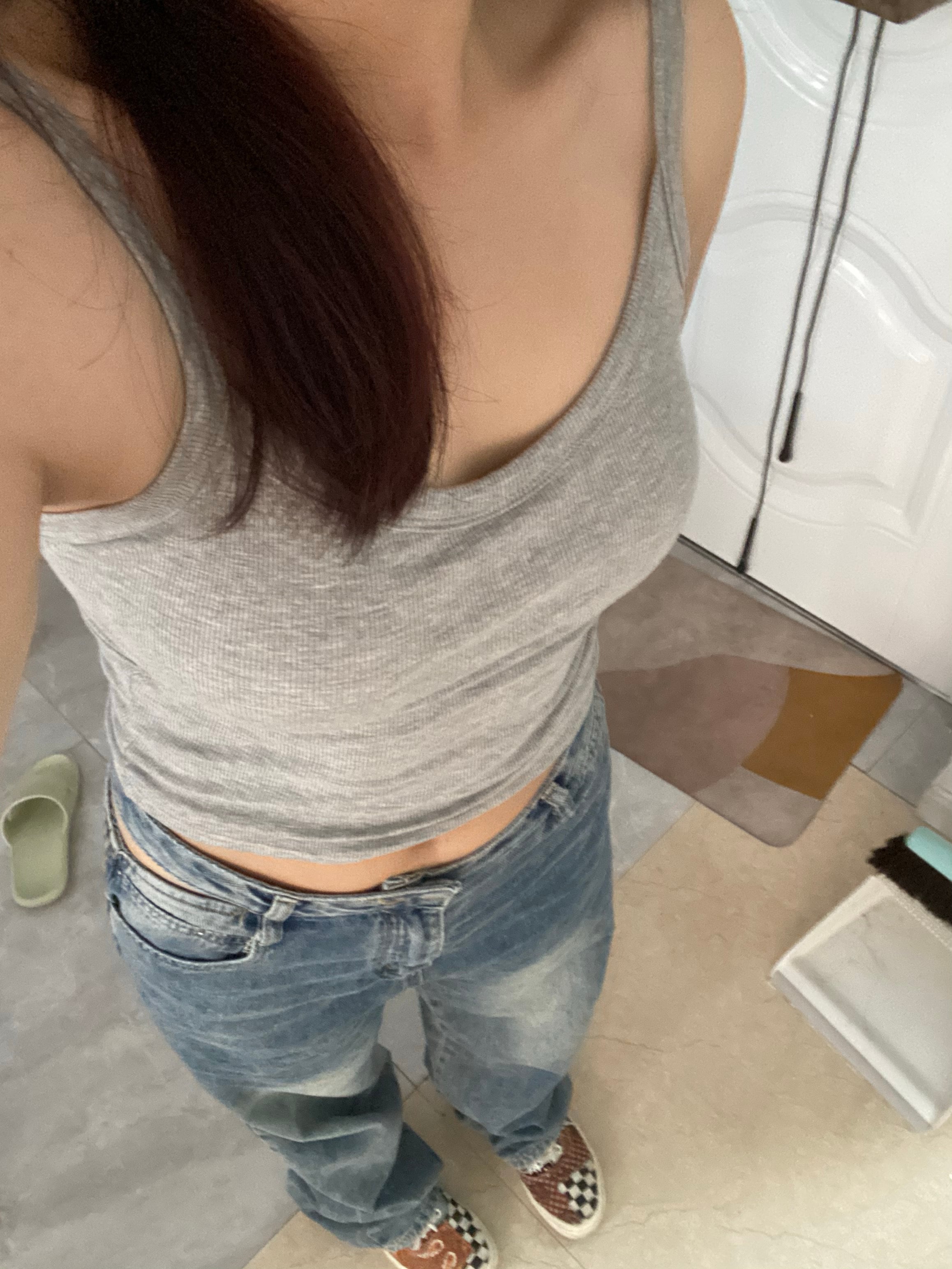 灰背心+牛仔裤的日常战袍，今天在公寓楼道里自拍了下——果然还是得靠这身‘不费力’穿搭撑住一整天
