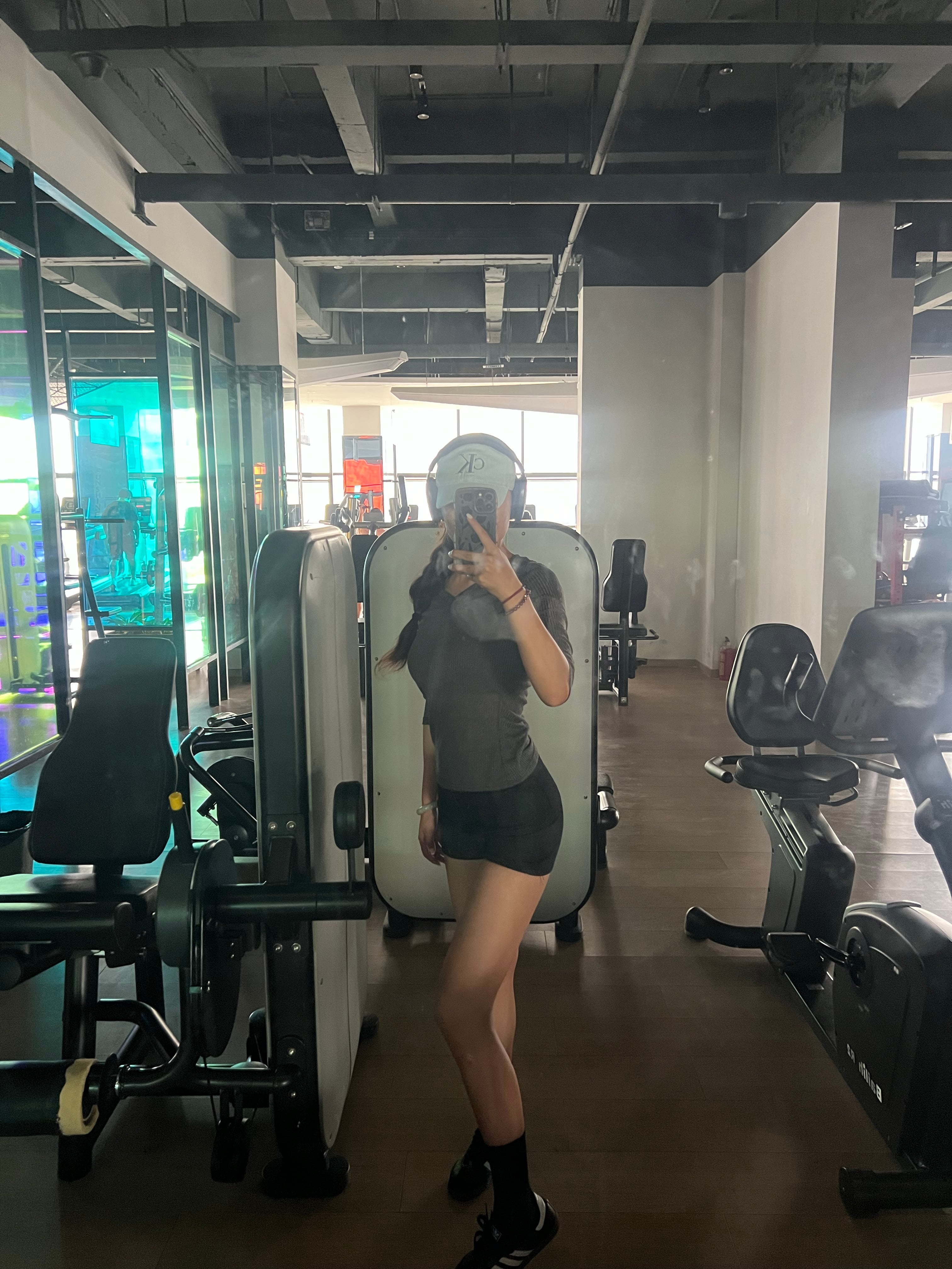 今天在健身房被自己帅到，耳机一戴谁都不爱 🎧