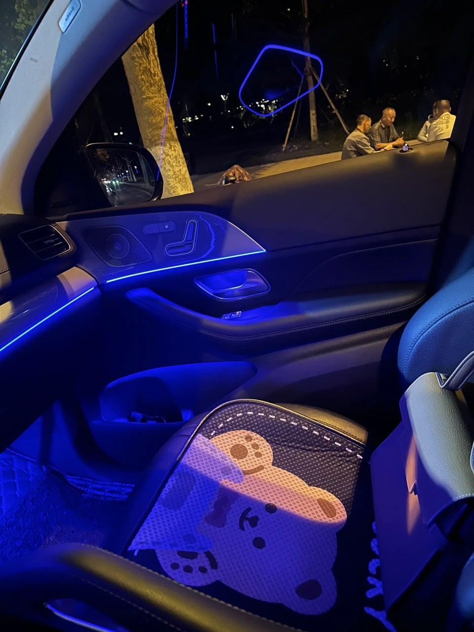 车里蓝光一开，整条街都成了我的背景板 🌌 今晚路过公园长椅，三爷仨儿喝着茶聊人生，我默默在副驾当静音观众