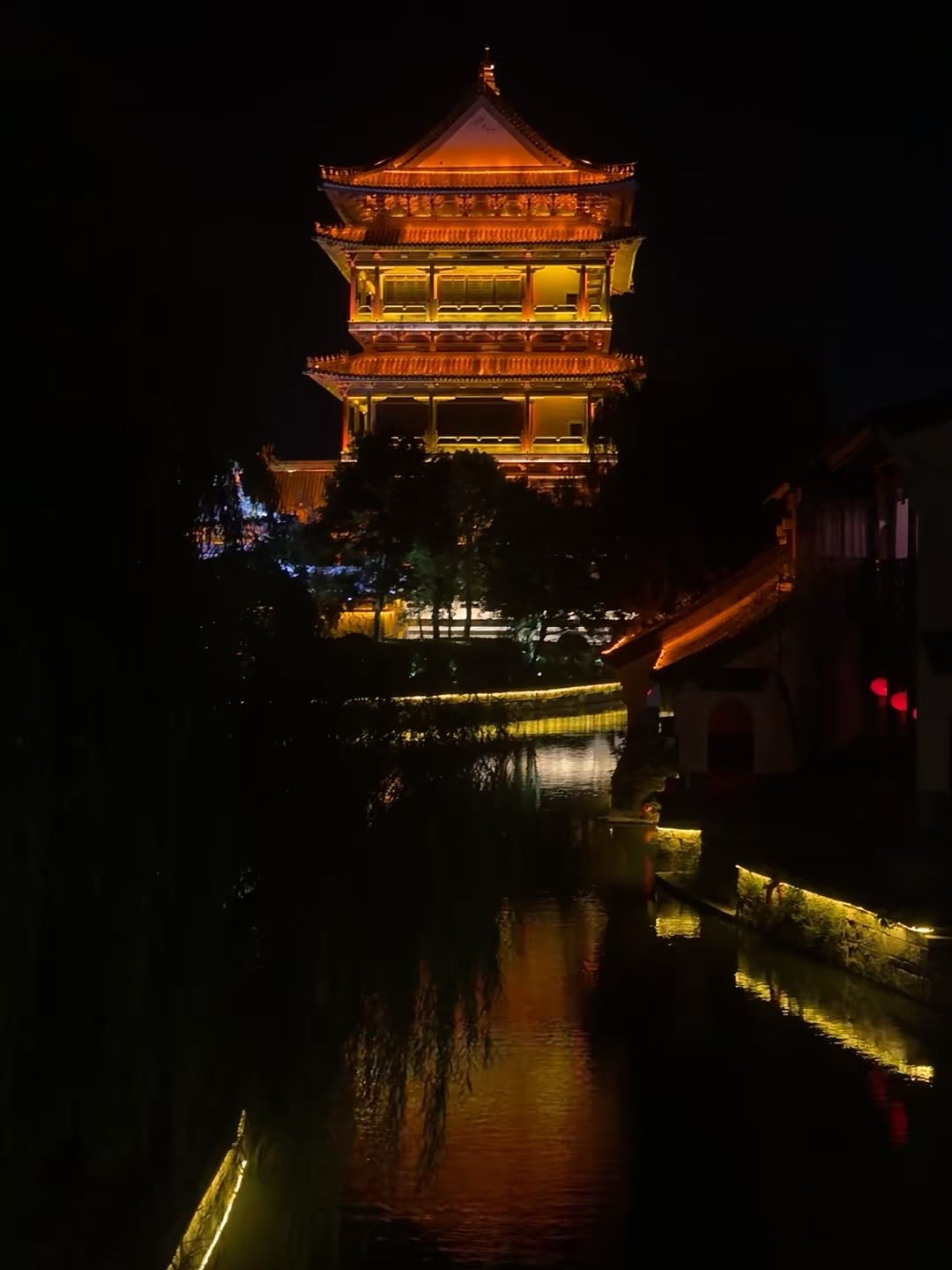 深夜路过老城塔楼，灯光一打，瞬间穿越回《长安十二时辰》？