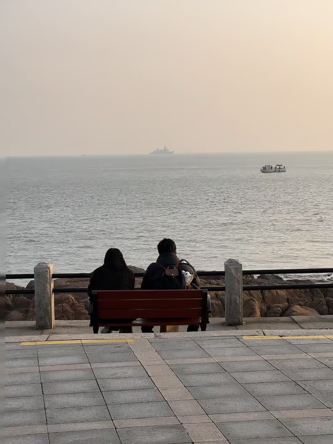 海边长椅上的黄昏，连风都慢了半拍