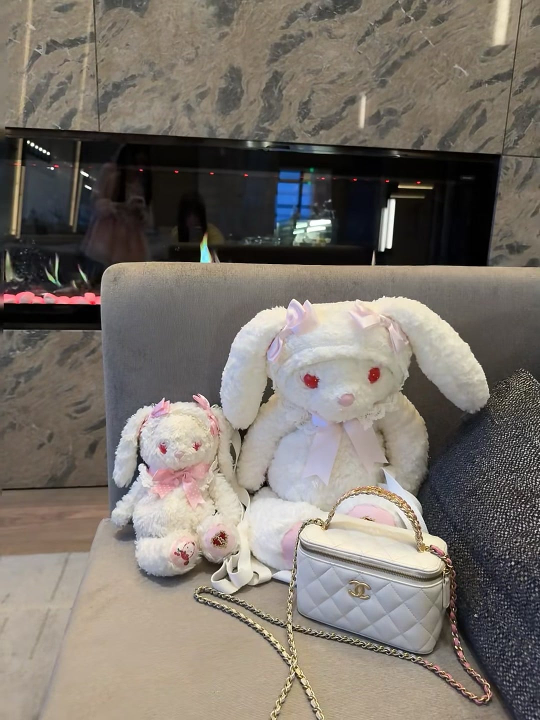 沙发角落的童话时刻 🐰✨ 白兔们今天也营业了