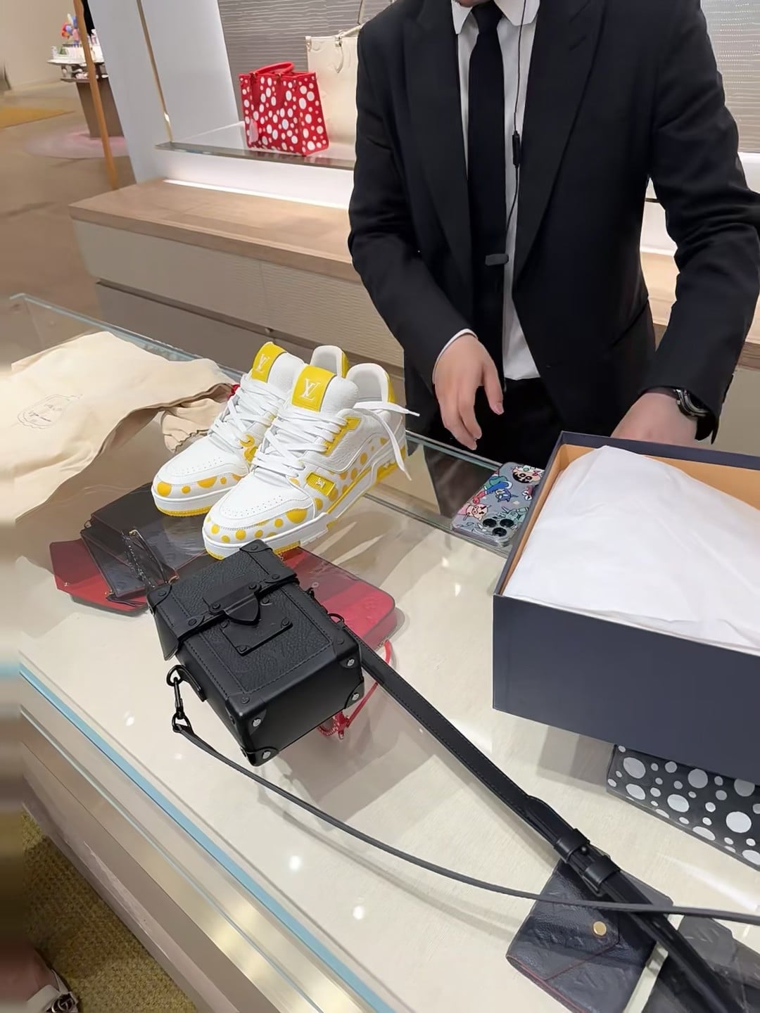 今天在 Louis Vuitton 店里被这双黄波点鞋闪到了…谁懂啊！